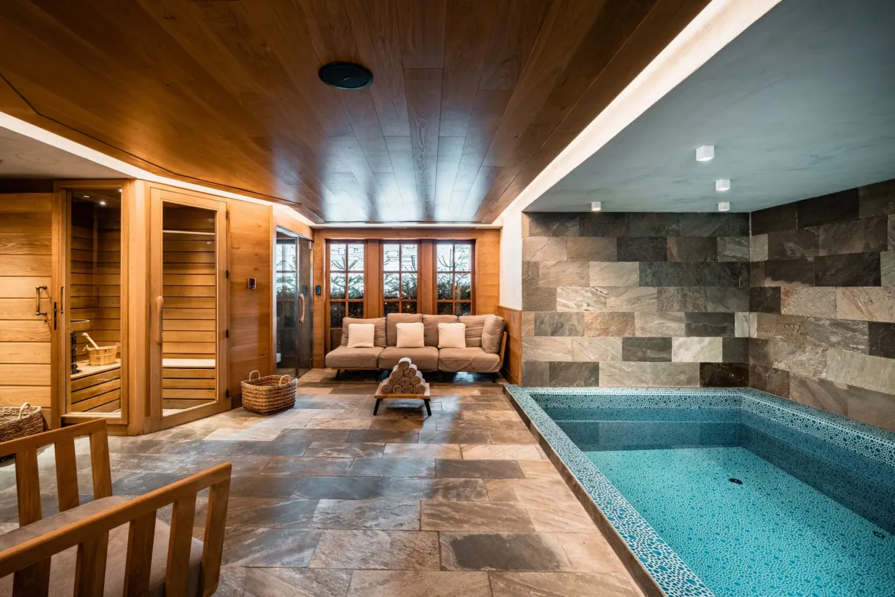 Spa int&eacute;rieur avec sauna et piscine, dans&nbsp;un chalet&nbsp;&agrave; Val d&rsquo;Is&egrave;re, H&ocirc;tel Village La Mourra.