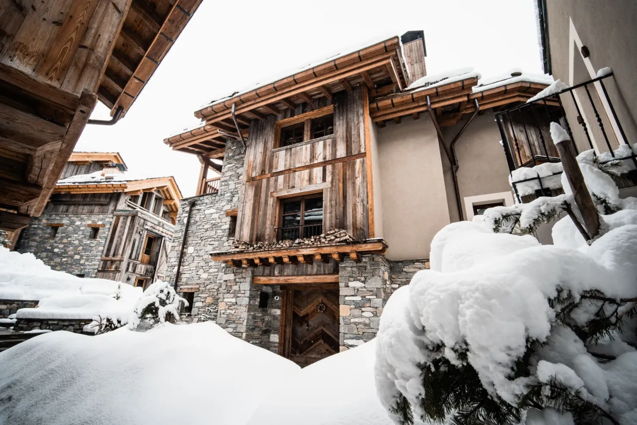 Chalets enneig&eacute;s dans un village alpin, &agrave; Val d&rsquo;Is&egrave;re, H&ocirc;tel Village La Mourra.