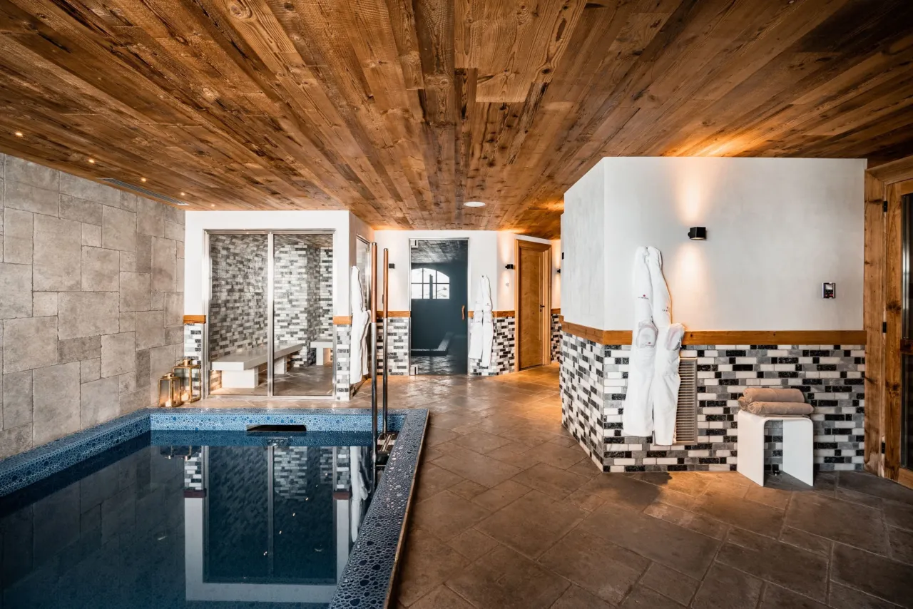 Piscine int&eacute;rieure avec hammam moderne et confortable, dans un chalet&nbsp;&agrave; Val d&rsquo;Is&egrave;re, H&ocirc;tel Village La Mourra.