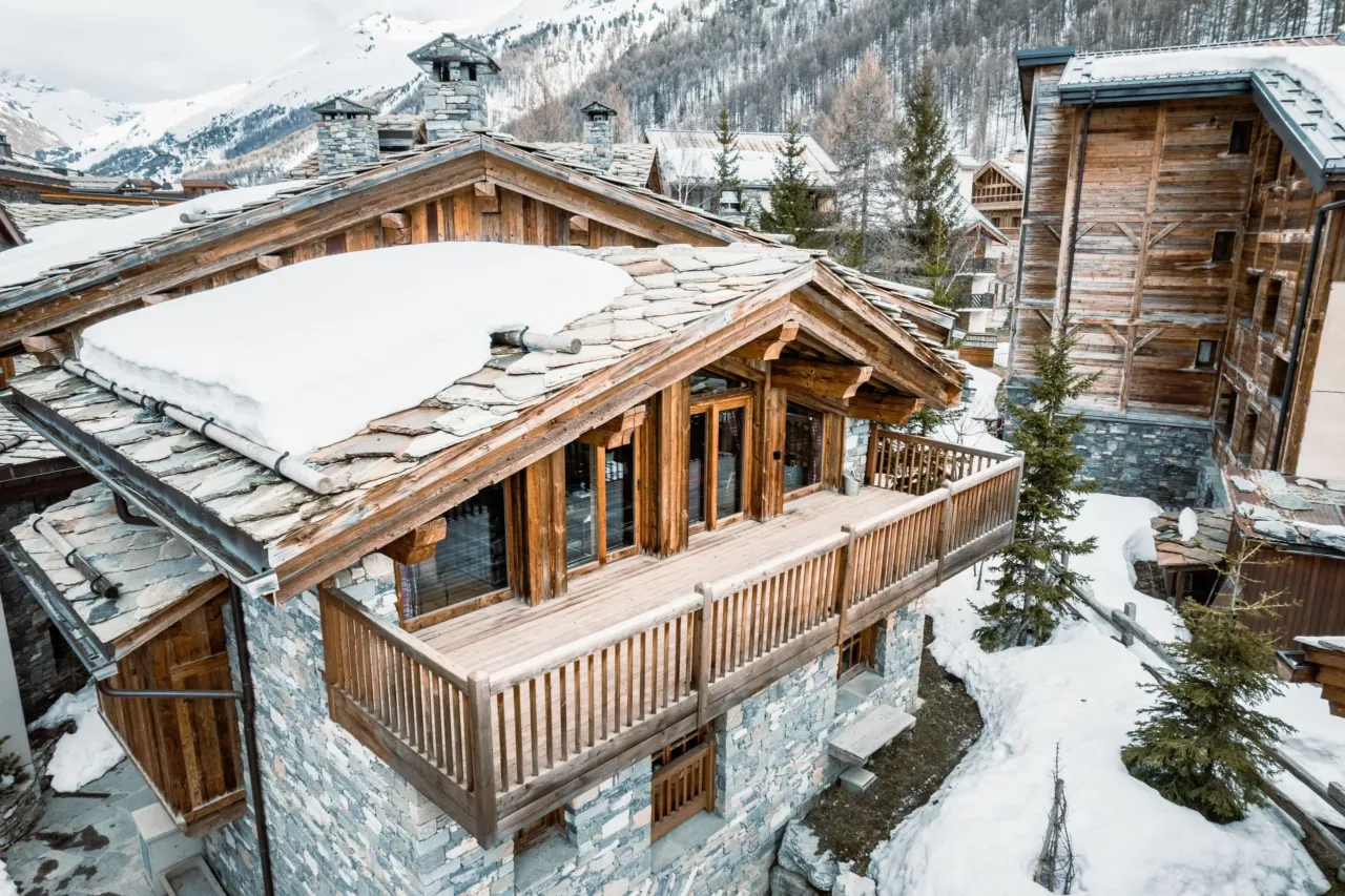 Chalet en bois enneig&eacute; &agrave; la montagne, dans un chalet&nbsp;&agrave; Val d&rsquo;Is&egrave;re, H&ocirc;tel Village La Mourra.