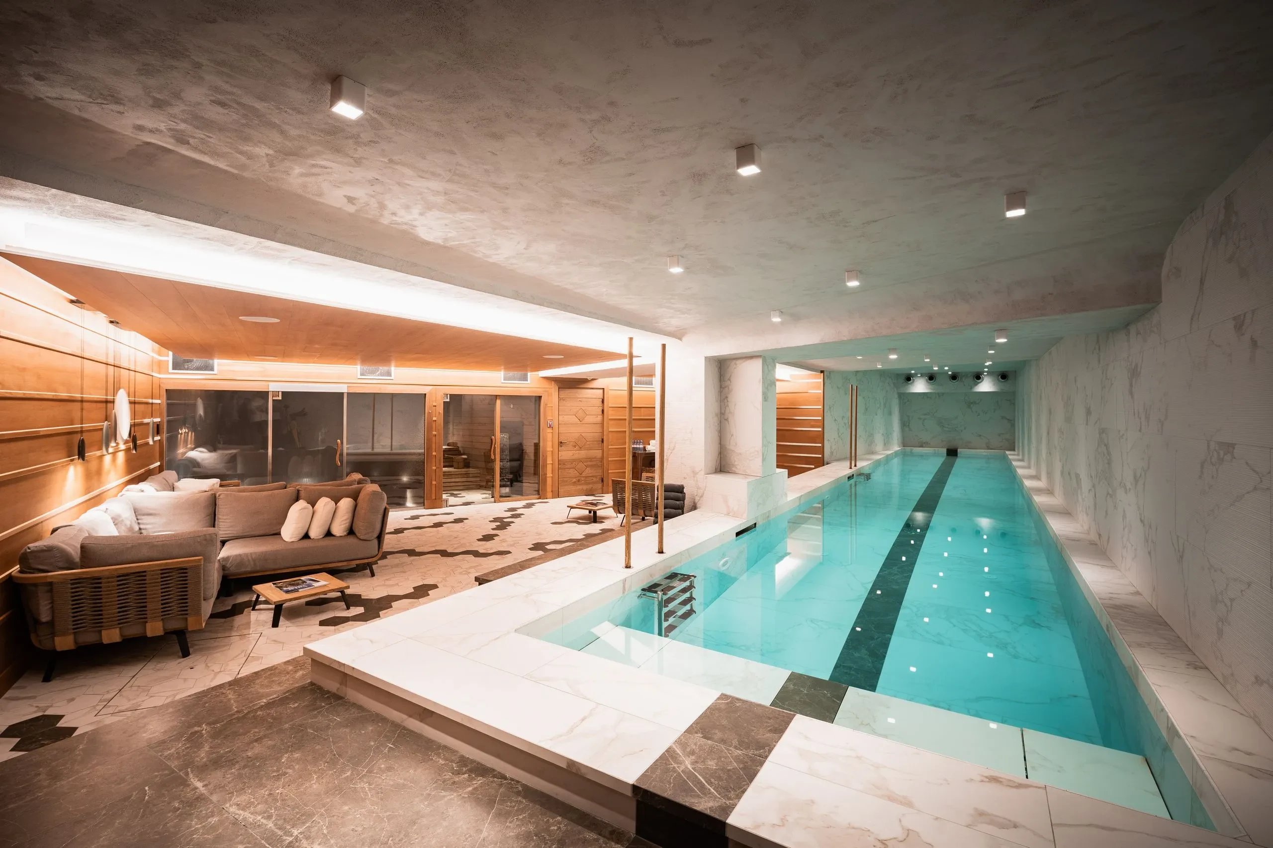 Piscine intérieure moderne avec coin salon élégant, Hôtel La Mourra avec spa à Val d’Isère