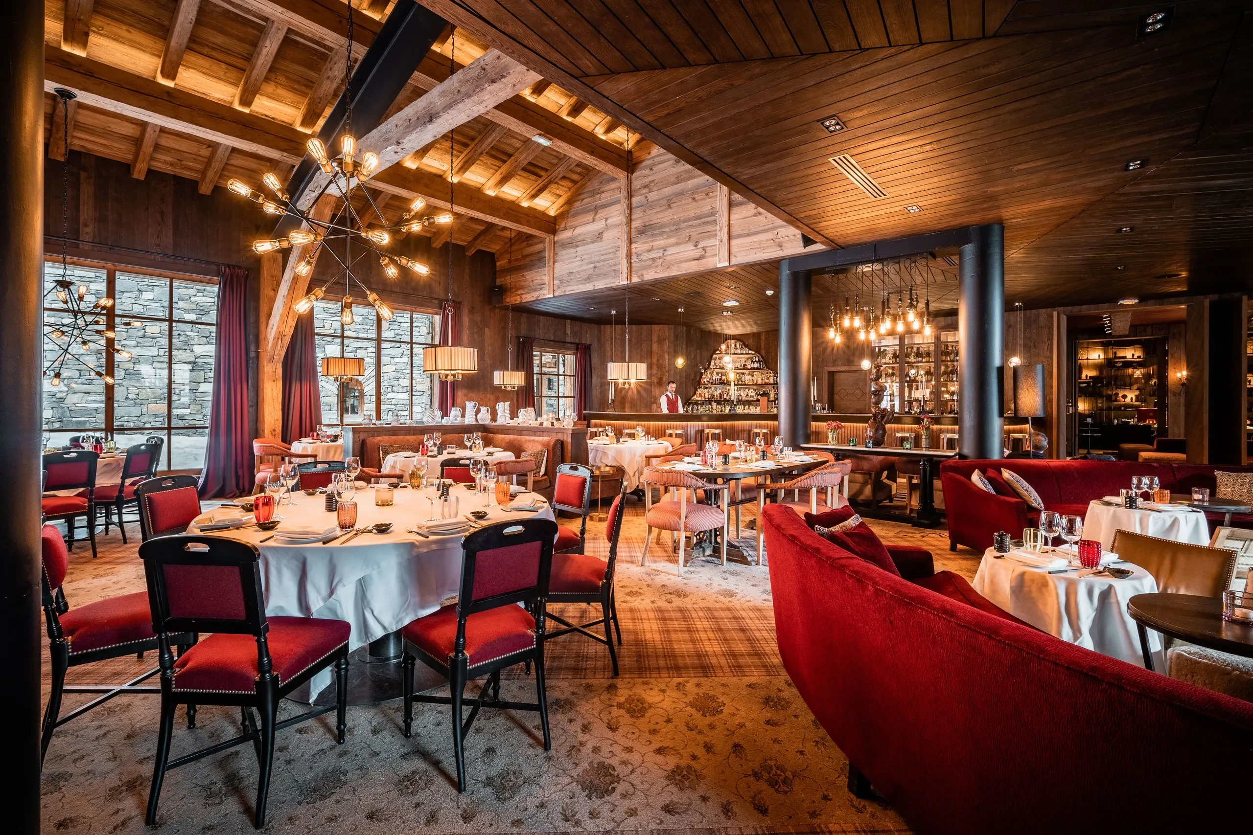 Intérieur chaleureux de restaurant chic et élégant.