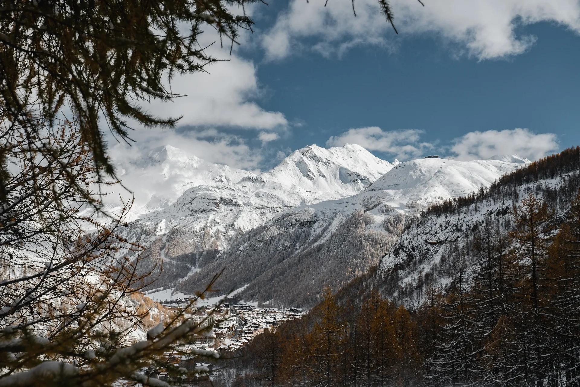 Montagnes enneigées et forêt en automne, Hôtel à Val d’Isère avec piscine, La Mourra.